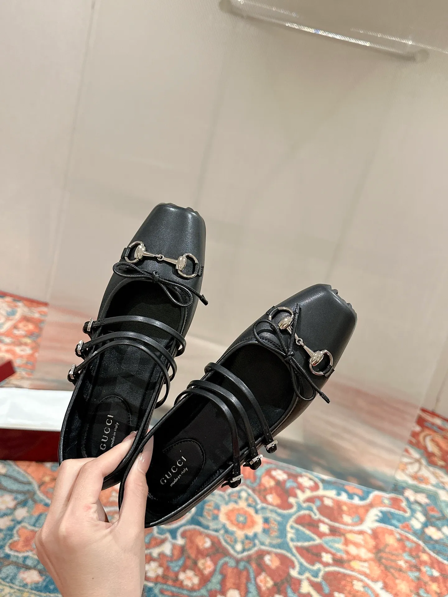 👟👟Ex-factory price 520👟👟 Gucci 2025 early spring 25 series new products🆕Flat ballet shoes horsebit new small square toe shoes, square toe design with elegant bow details, classic, refined, elegant, playful and fashionable flat shoes, creating an excellent wearing experience ▪️Fabric: original custom canvas/sheepskin ▪️Inner lining/foot pads: high-end custom sheepskin lining ▪️Heel height: flat ▪️Outsole: Italian genuine leather ▪️Number of yards: 35-39 (40.41 customized, non-refundable)